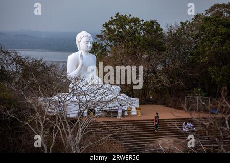 Die riesige sitzende Buddha-Statue an der antiken Stätte Mihinthale in Sri Lanka. Hier führte Mahinda erstmals den Buddhismus in das alte Sri Lanka ein. Stockfoto