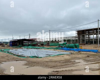 Geschäftshaus mit Stahlrahmen im Bau. Stockfoto