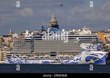 Istanbul, Türkei, 11. September 2023: Galata-Turm und Karaköy-Platz im Hintergrund des Kreuzfahrtschiffs Stockfoto