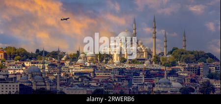 Istanbul, Türkei, 11. September 2023: Berühmte Rustem-Pascha-Moschee, neue Moschee und Suleymaniye-Moschee, Bosporus, Stockfoto