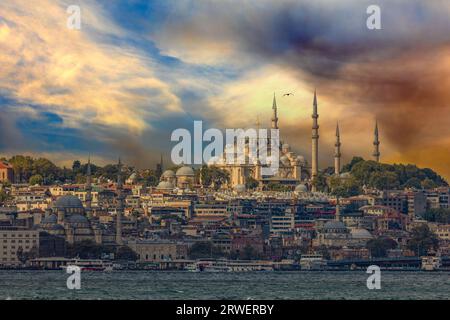 Istanbul, Türkei, 11. September 2023: Berühmte Rustem-Pascha-Moschee, neue Moschee und Suleymaniye-Moschee, Bosporus, Stockfoto