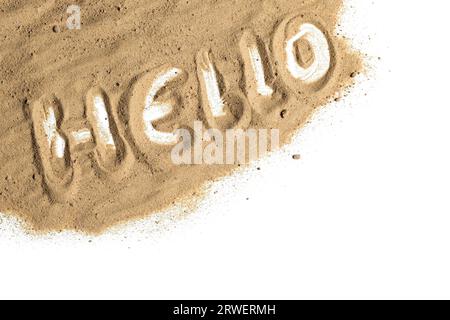 Wort Hallo geschrieben in Sand auf weißem Hintergrund, Willkommenskonzept für Tourismus und Urlaub am Strand und Meer, Kopierraum, Draufsicht von oben Stockfoto