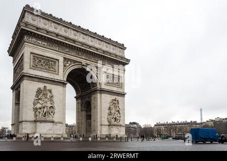 Arc de Triomphe de l'Etoile (Triumphbogen des Sterns), eines der berühmtesten Denkmäler in Paris, Frankreich, am westlichen Ende der Champs-Elysées Stockfoto