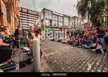 Dublin, Irland - 08 16, 2015 Straßenkonzert in der Dublin Temple Bar mit Menschenmassen, die auf dem Platz von den begeisterten Buspern stehen. Irische Rockband Stockfoto