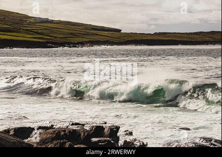 Starke Meereswellen an der irischen Küste von Valentia Island. Die Insel Valentia mit starken Meeresbrechern, die an der Westküste Irlands zerschmettern Stockfoto