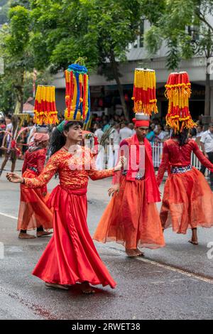 Kavadi-Tänzer (Hindu) treten während des Tages Perahera (große Prozession) auf einer Straße von Kandy in Sri Lanka auf. Stockfoto