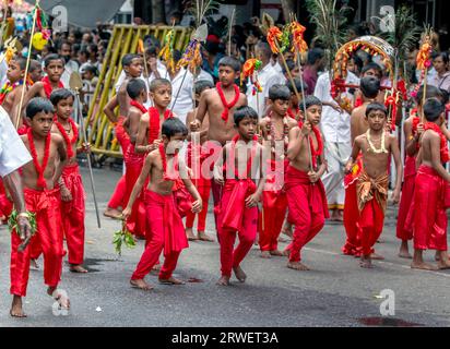 Junge Kavadi-Tänzerinnen (Hindu) treten während des Tages Perahera (große Prozession) auf einer Straße von Kandy in Sri Lanka auf. Stockfoto