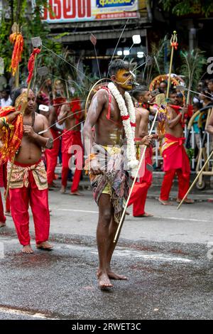 Ein Kavadi Dancer (Hindu) mit zahlreichen Körperpiercings tritt während des Day Perahera entlang einer Straße von Kandy in Sri Lanka auf. Stockfoto