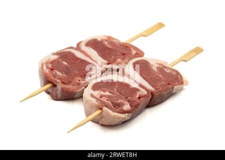 Lammfilet-Spieß isoliert auf weißem Hintergrund. Rohes Lammfilet Beyti-Spieß mit Kräutern und Gewürzen Stockfoto