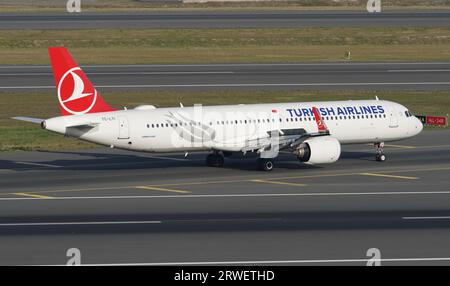 ISTANBUL, TURKIYE - 17. SEPTEMBER 2022: Alexandria Airlines Airbus A321-231 (7089) Landung zum Istanbul International Airport Stockfoto