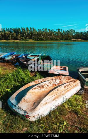 Alte abgenutzte Fischerboote auf der Donau, selektiver Fokus Stockfoto