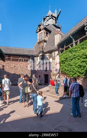 Historische Mühle von Chateau du Haut Königsburg, Orschwiller, Elsass, Frankreich, Europa Stockfoto