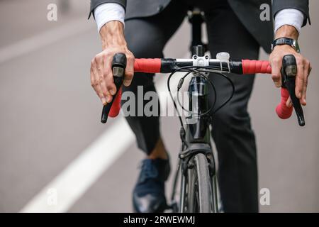 Nahaufnahme eines Mannes, der ein Fahrrad fährt Stockfoto