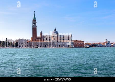 VENEDIG, ITALIEN - 12. MÄRZ 2023: Dies ist ein Blick auf die Insel San Giorgio Maggiore mit den Gebäuden des gleichnamigen Klosters aus dem 16. Jahrhundert Stockfoto