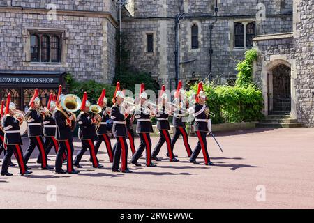 WINDSOR, GROSSBRITANNIEN - 19. MAI 2014: Dies ist eine Militärkapelle bei der Zeremonie zur Änderung der Wache der königlichen Garde im Schloss Windsor. Stockfoto