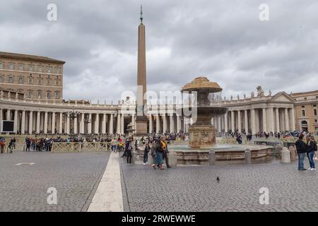 ROM, VATIKAN - 9. MÄRZ 2023: Dies ist ein Fragment des Heiligen Petersplatz mit Berninis Brunnen, dem Vatikanischen Obelisken und einem der halbrunden Kolone Stockfoto