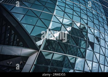 London, UK - 25. März 2022: Detail von 30 St Mary Axe, bekannt als das Gherkin- oder Swiss Re-Gebäude. Stadt London. Stockfoto