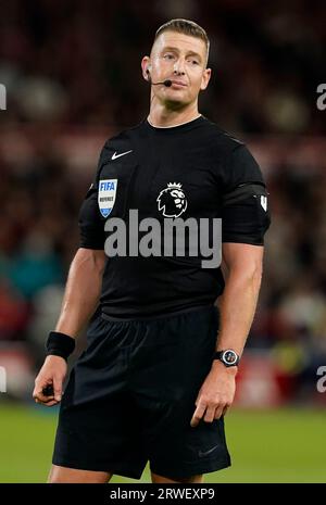 Nottingham, Großbritannien. September 2023. Schiedsrichter Robert Jones während des Spiels in der Premier League im City Ground in Nottingham. Das Bild sollte lauten: Andrew Yates/Sportimage Credit: Sportimage Ltd/Alamy Live News Stockfoto