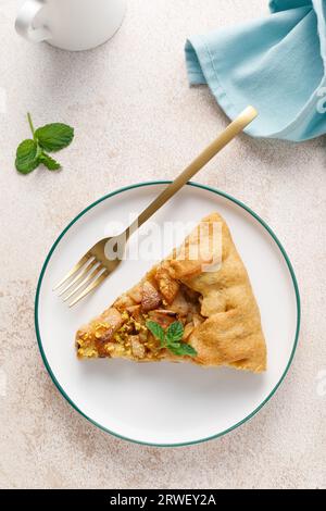 Apfelkuchen mit Zimt und Zitronenschale auf einem Teller Stockfoto