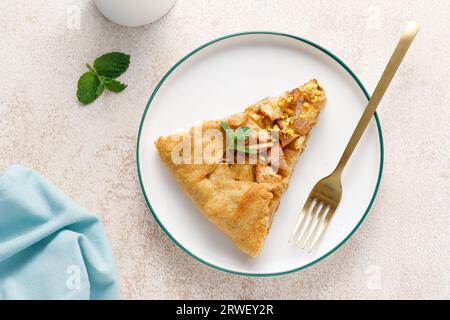 Apfelkuchen mit Zimt und Zitronenschale auf einem Teller Stockfoto