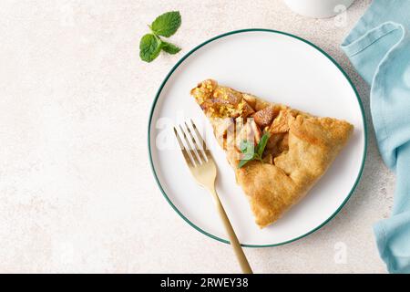 Apfelkuchen mit Zimt und Zitronenschale auf einem Teller Stockfoto