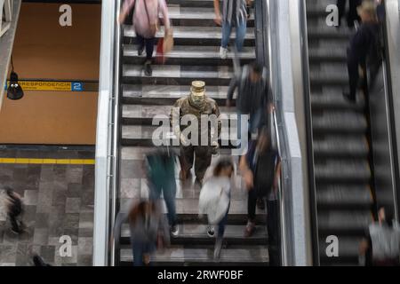 Mexiko, Stadt, Mexiko. August 2023 31. Jose Miguel Moctezuma spielt Don Ferro Ferrocarrilero in seiner zweiten Staffel als lebende Statue in der Metro von Mexiko-Stadt am 31. August 2023 (Foto: Franyeli Garcia/NurPhoto) Credit: NurPhoto SRL/Alamy Live News Stockfoto