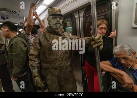 Mexiko, Stadt, Mexiko. August 2023 31. Jose Miguel Moctezuma spielt Don Ferro Ferrocarrilero in seiner zweiten Staffel als lebende Statue in der Metro von Mexiko-Stadt am 31. August 2023 (Foto: Franyeli Garcia/NurPhoto)0 Credit: NurPhoto SRL/Alamy Live News Stockfoto