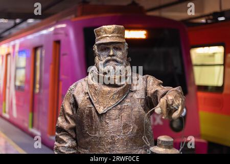 Mexiko, Stadt, Mexiko. August 2023 31. Jose Miguel Moctezuma spielt Don Ferro Ferrocarrilero in seiner zweiten Staffel als lebende Statue in der Metro von Mexiko-Stadt am 31. August 2023 (Foto: Franyeli Garcia/NurPhoto) Credit: NurPhoto SRL/Alamy Live News Stockfoto