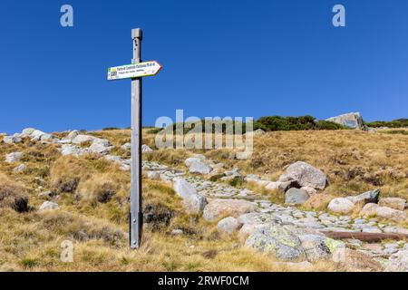 Sierra de Gredos, Spanien, 04.10.21. Hinweisschild zum Bergweg Puerto de Candeleda - Plataforma auf Wanderweg zur Laguna Grande. Stockfoto