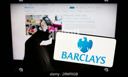 Person, die ein Smartphone mit dem Logo der britischen Universalbank Barclays plc auf dem Bildschirm vor der Website hält. Konzentrieren Sie sich auf das Display des Telefons. Stockfoto