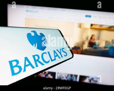 Smartphone mit Logo der britischen Universalbank Barclays plc auf dem Bildschirm vor der Website des Unternehmens. Konzentrieren Sie sich auf die Mitte-rechts-Anzeige des Telefons. Stockfoto