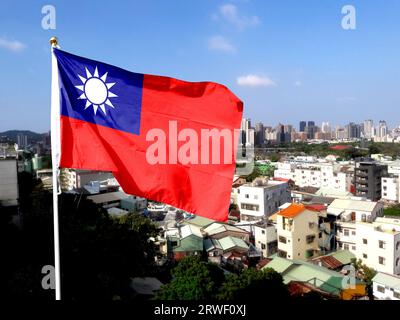 Die Flagge Taiwans flattert am Himmel. 26. Stock, Stadtbild auf dem Dach in Kaohsiung, Taiwan. Stockfoto