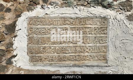 Die Sivrihisar-Ulu-Moschee wurde im 13. Jahrhundert während der Zeit der Anatolischen Seldschuken erbaut. Bauinschriften der Moschee. Stockfoto