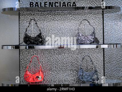 BALENCIAGA DAMEN-TASCHEN WERDEN IM MODEGESCHÄFT AUSGESTELLT Stockfoto