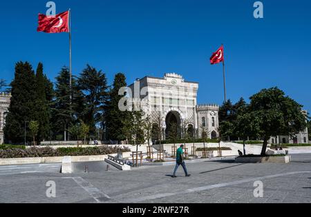 ISTANBUL, TÜRKEI - 13. SEPTEMBER 2023: Das historische Haupteingangstor der historischen Universität Istanbul am Beyazit-Platz in Istanbul, Türkei Stockfoto