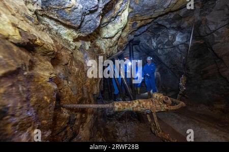 Freiberg, Deutschland. September 2023. Vor Beginn der Kabinettssitzung außerhalb der Stadt besuchen die Teilnehmer das Trainingsbergwerk „Reiche Zeche“ der TU Bergakademie Freiberg. Das sächsische Kabinett trifft sich in der Bergbaustadt. Ein Thema ist die Beteiligung der Bürger und der Gemeinschaft am Bau und Betrieb von Windkraftanlagen. Darüber hinaus werden die Pläne für den Nachhaltigkeitscampus Freiberg/Mittelsachsen am Helmholtz-Institut Freiberg vorgestellt. Quelle: Hendrik Schmidt/dpa/Alamy Live News Stockfoto