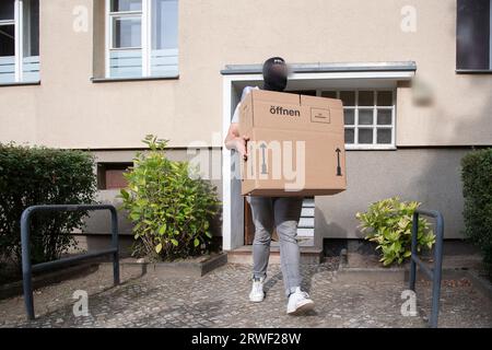 Berlin, Deutschland. September 2023. Polizeikräfte sichern Beweismaterial bei einem Überfall auf eine Neonazi-Gruppe in Berlin-Alt-Hohenschönhausen. Bundesinnenminister Faeser hat den rechtsextremen Verein "Hammerskins Deutschland" sowie seine regionalen Ableger und die Unterorganisation "Crew 38" verboten. Nach Angaben des ministeriums durchsuchten Polizeieinsatzkräfte am frühen Morgen die Wohnungen von 28 mutmaßlichen Mitgliedern des Vereins in zehn deutschen staaten. Anrede: Paul Zinken/dpa - ACHTUNG: Person(en) wurden aus rechtlichen Gründen verpixelt/dpa/Alamy Live News Stockfoto