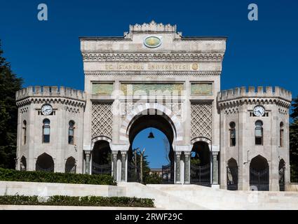 ISTANBUL, TÜRKEI - 13. SEPTEMBER 2023: Das historische Haupteingangstor der historischen Universität Istanbul am Beyazit-Platz in Istanbul, Türkei Stockfoto