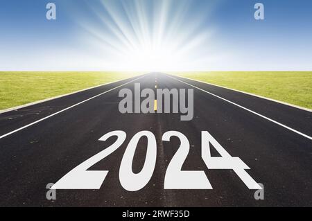 2024 Roadperspektive mit aufgehender Sonne, Hope Neujahrskarte Stockfoto