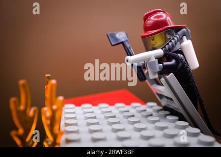 Feuerwehrmann, der das Feuer des Gebäudes auslöscht Stockfoto