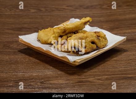 Pisang Goreng oder gebratene Banane serviert mit einem Holzteller auf einem Holztisch Stockfoto