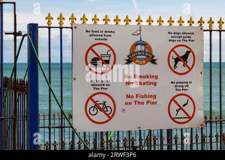 Rauchen verboten, keine Schlittschuhlaufen, kein Angeln am Pier Schild am Pier in Eastbourne, East Sussex, Großbritannien im September Stockfoto