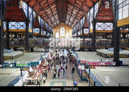 BUDAPEST, UNGARN - 21. August 2023: Zentrale Markthalle, Innenansicht von oben Stockfoto