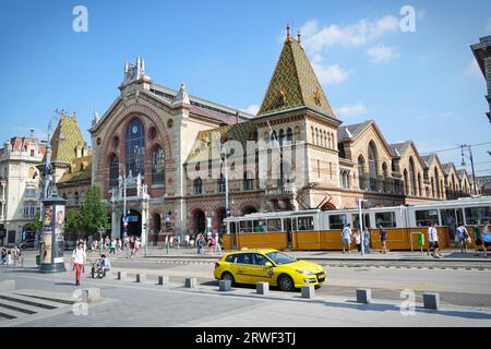 Budapest, Ungarn - 21. August 2023: Vorderansicht der Großen Markthalle von Budapest, dem größten und ältesten Indoor-Markt in Budapest. Stockfoto