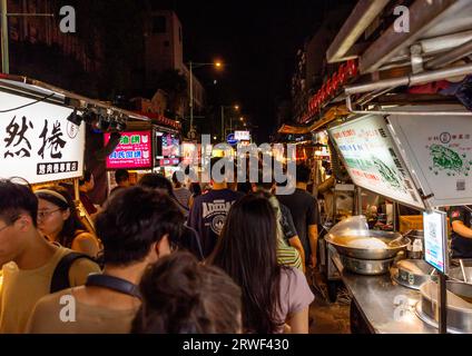 Menge auf dem Nanjichang Nachtmarkt, Zhongzheng District, Taipei, Taiwan Stockfoto