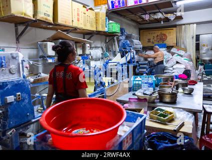 Taiwanesische Leute, die Reisnudeln in einem Geschäft herstellen, New Taipei, Tamsui, Taiwan Stockfoto