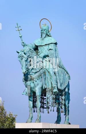 Die Statue des Heiligen Stephan (Stephan I., erster König von Ungarn), am südlichen Hof der Fischerbastei in Budapest. Es wurde von Skulpturen hergestellt Stockfoto