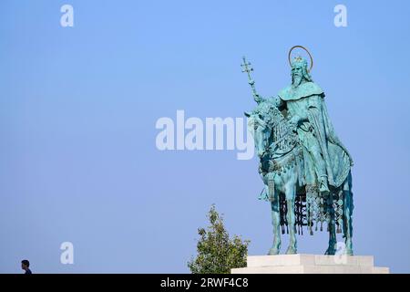 Die Statue des Heiligen Stephan (Stephan I., erster König von Ungarn), am südlichen Hof der Fischerbastei in Budapest. Es wurde von Skulpturen hergestellt Stockfoto