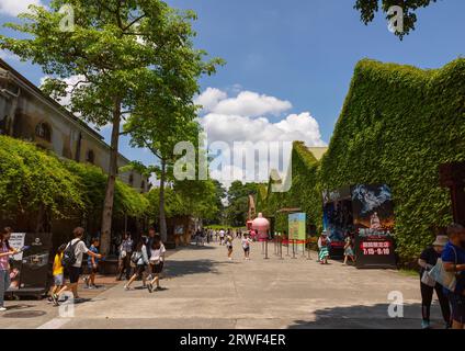 Touristen und Besucher im Huashan 1914 Creative Park, Zhongzheng District, Taipei, Taiwan Stockfoto