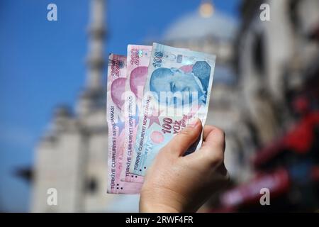 Türkische Lira. Währung der Türkei – gebrauchte Banknoten in handgehaltener Hand. Türkisches Geld. Stockfoto